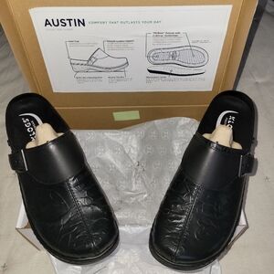 Womens Austin Klogs Size 10